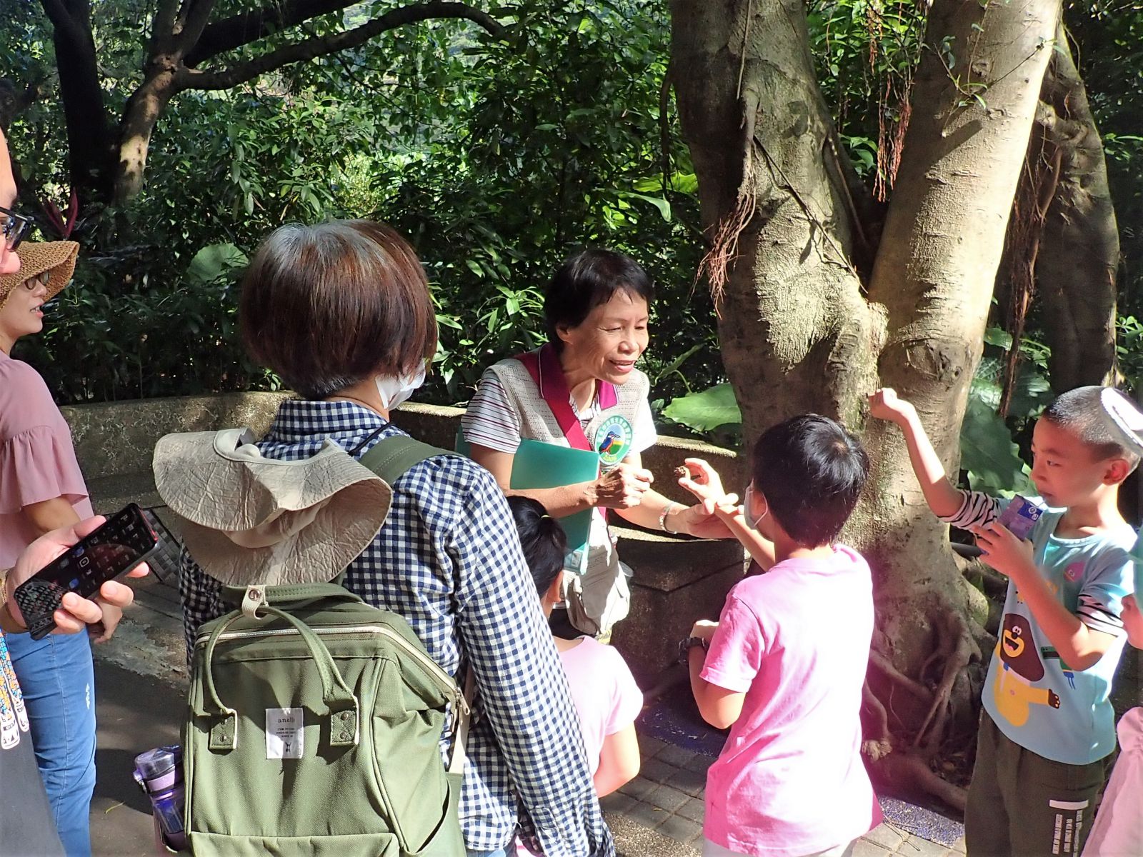 自然保育生態志工生動且風趣的解說導覽